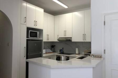Kings Palace - Superb 2 Bed Ground Floor Apartment Paphos Esterno foto