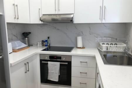Kings Palace - Superb 2 Bed Ground Floor Apartment Paphos Esterno foto